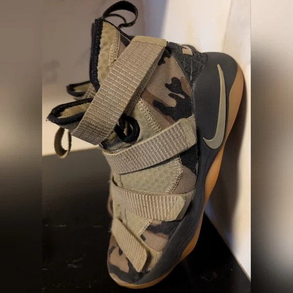 Nike Zoom LeBron Soldier XI Como Sneakers Junior Size 6.5Y MSRP $140 - Picture 3 of 9